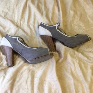 Peep toe chunky heel